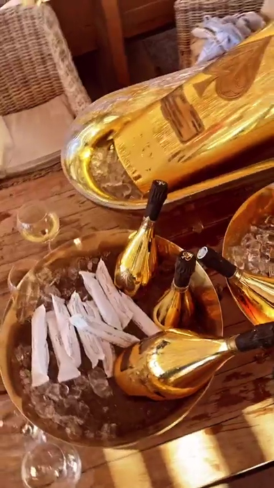 Din "arsenalul" petrecerii nu a lipsit un "mamut" Armand de Brignac de 30 de litri / Sursă foto: Instagram