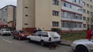 Moarte suspectă în Târgoviște. O femeie s-a prăbușit de pe un bloc