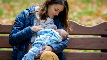 BANC| „Pe o bancă, o mămică alăpta. Lângă ea, un tip se uita”