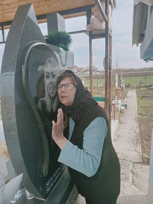 Mama Denisei, la mormântul fiicei sale
