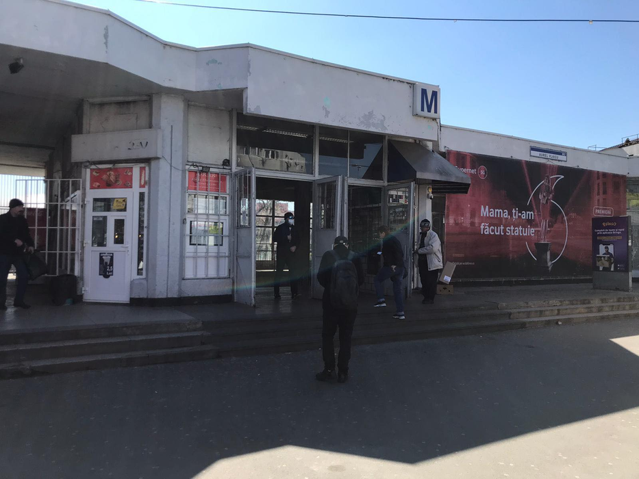 A dispărut ”furnicarul” de oameni de la metrou