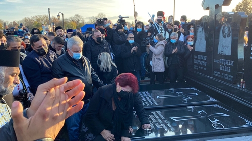 Scandal la înmormântarea lui Petrică Mâțu Stoian! Oamenii s-au îmbulzit să facă poze cu sicriul