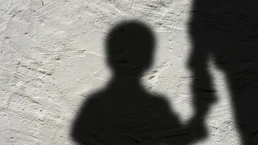 Pedofil de 74 de ani, prins de polițiștii din Iași. Victime i-au fost două fetițe, de 7 și 9 ani
