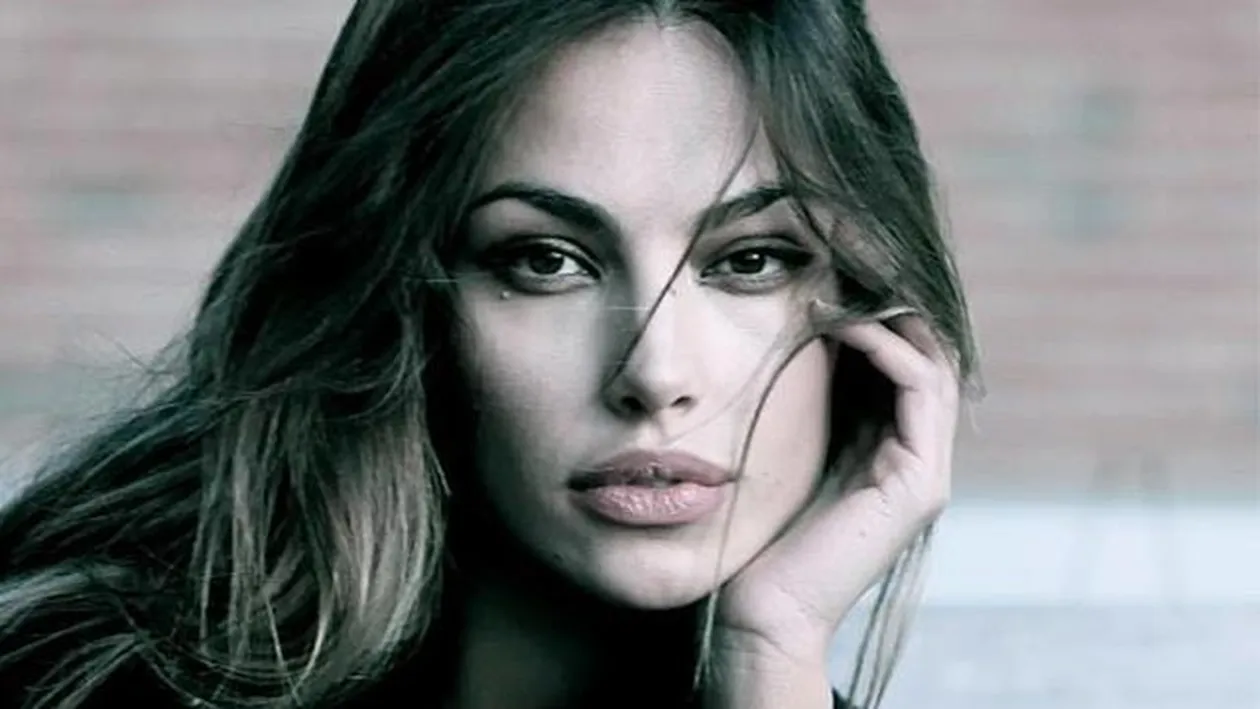 Mădălina Ghenea suferă cumplit! Tristă si nostalgică, bruneta a izbucnit in lacrimi amare. Să fie Gerard Butler de vină?