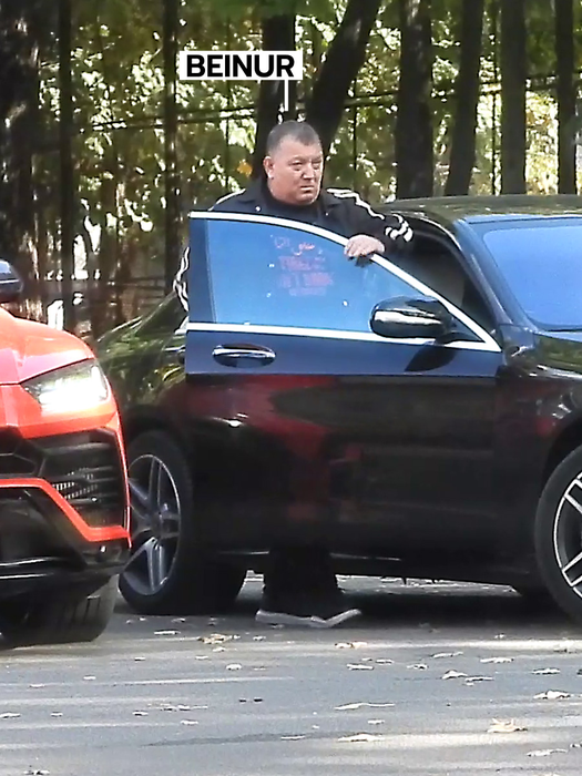 Beinur Nuredin părăsește zona cu un Mercedes (FOTO: CANCAN.RO)