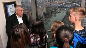 Elevii au luat cu asalt Primaria Capitalei! Au facut o minisedinta, apoi au intrat la dezbateri cu Sorin Oprescu!