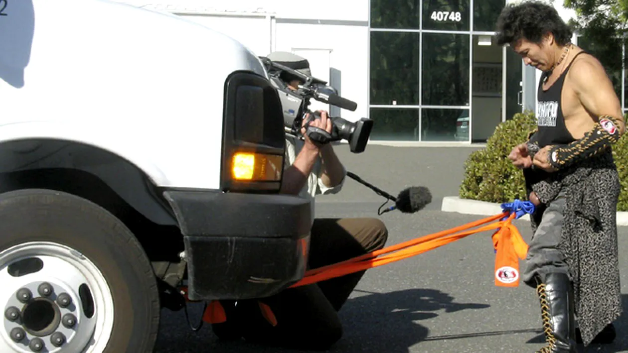 INCREDIBIL! Trage un camion cu pensiul