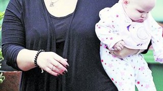 Ai zice ca e mama lui. Ce urata e sora lui Beckham!