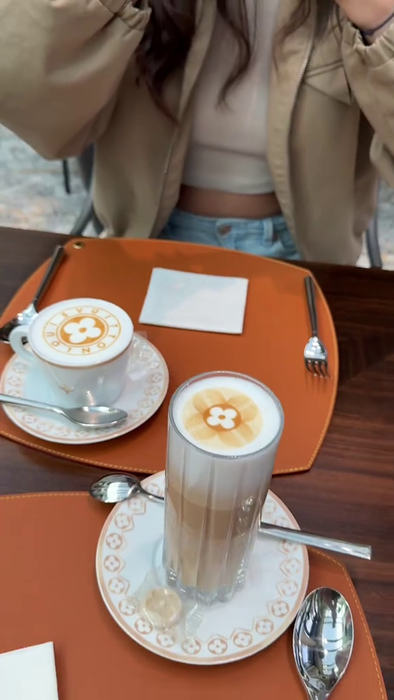 NU E BANC! Câți euro a plătit un român la cafeneaua Louis Vuitton din Milano pe 3 cafele, mâncare și desert