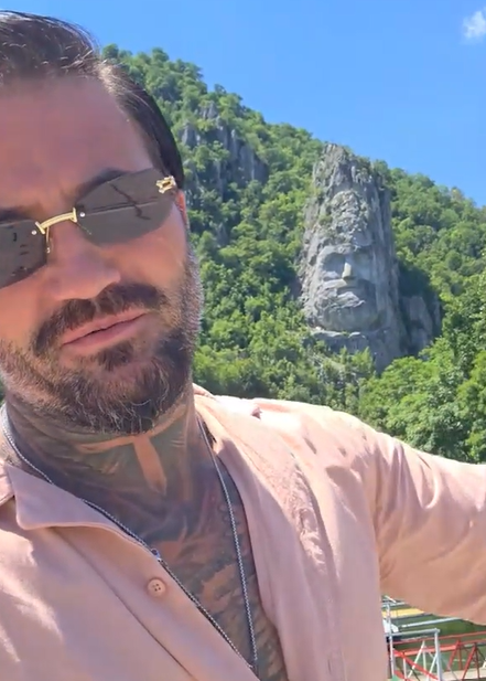 Marcel de la Insula iubirii, gafă de zile mari! Unde a crezut că este când s-a filmat lângă statuia lui Decebal/ sursă foto: captură video TikTok