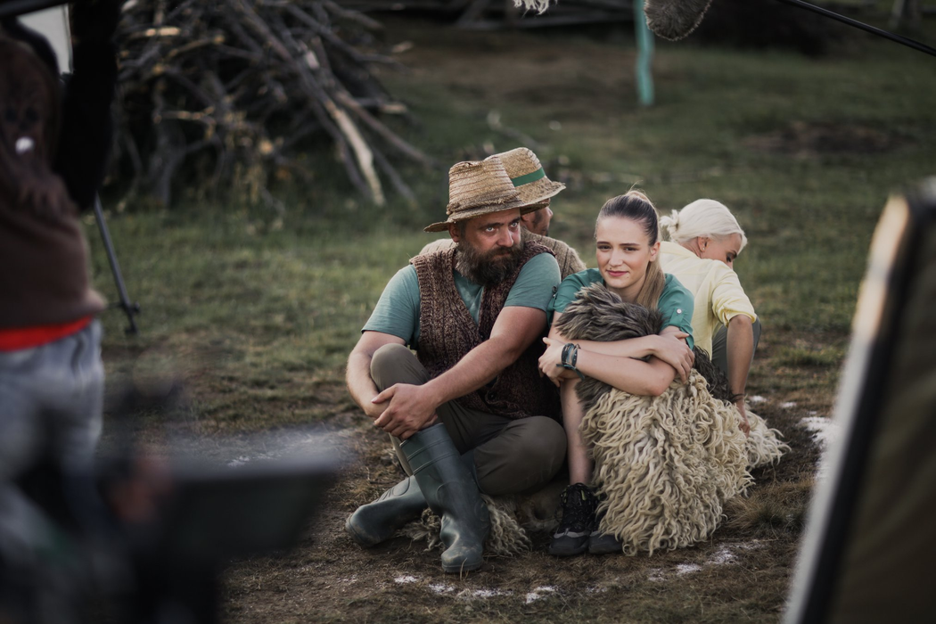 Au apărut imaginile cu Jojo! Iubita lui Paul Ipate, filmată în timp ce vrea să sărute o altă femeie: „Pup-o, mă!”
