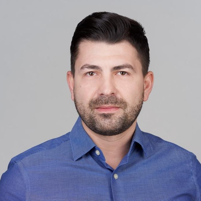 Cine este și din ce face bani Marian Grozavu de la Insula Iubirii? Internetul a explodat când i-a auzit vocea: ”A tras heliu?”