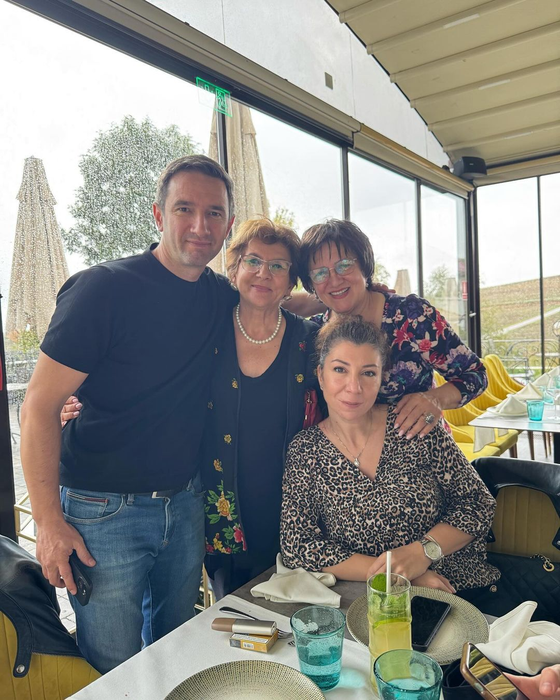Mama Adelei Popescu a împlinit 70 de ani și a fost sărbătorită de familie. Cum a filmat-o vedeta: „Îți bați joc de noi?”