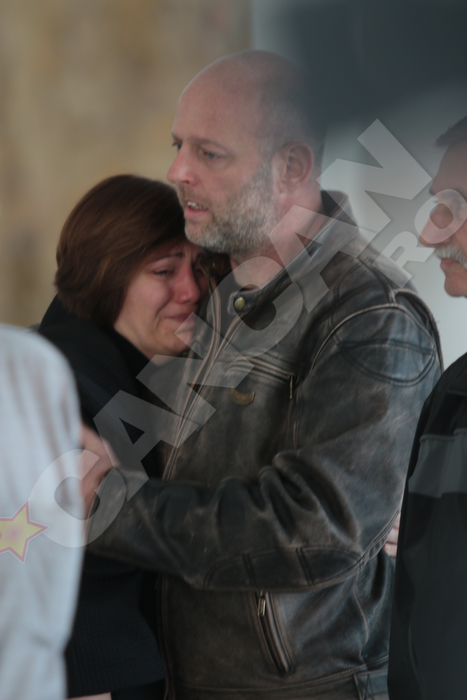 Imaginile durerii de la priveghiul maestrului MIRCEA ALBULESCU! Fiul şi nora actorului nu-şi pot stăpâni lacrimile