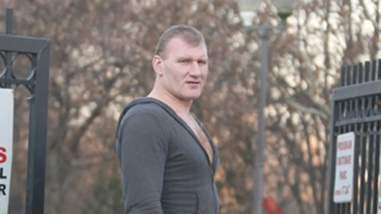 Tolea a lovit cu un pahar doi jurnalisti! Magda: Tolea m-a atacat cu cutitul si l-a speriat pe Sasha