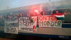 Suporterii unguri au facut scandal la intrarea in tara! Au aruncat din tren cu petarde si cutii de bere