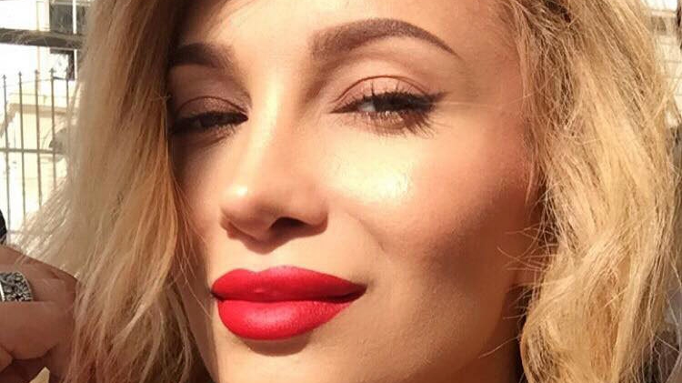 LORA, schimbare radicală de look. Cum a apărut vedeta în faţa fanilor!