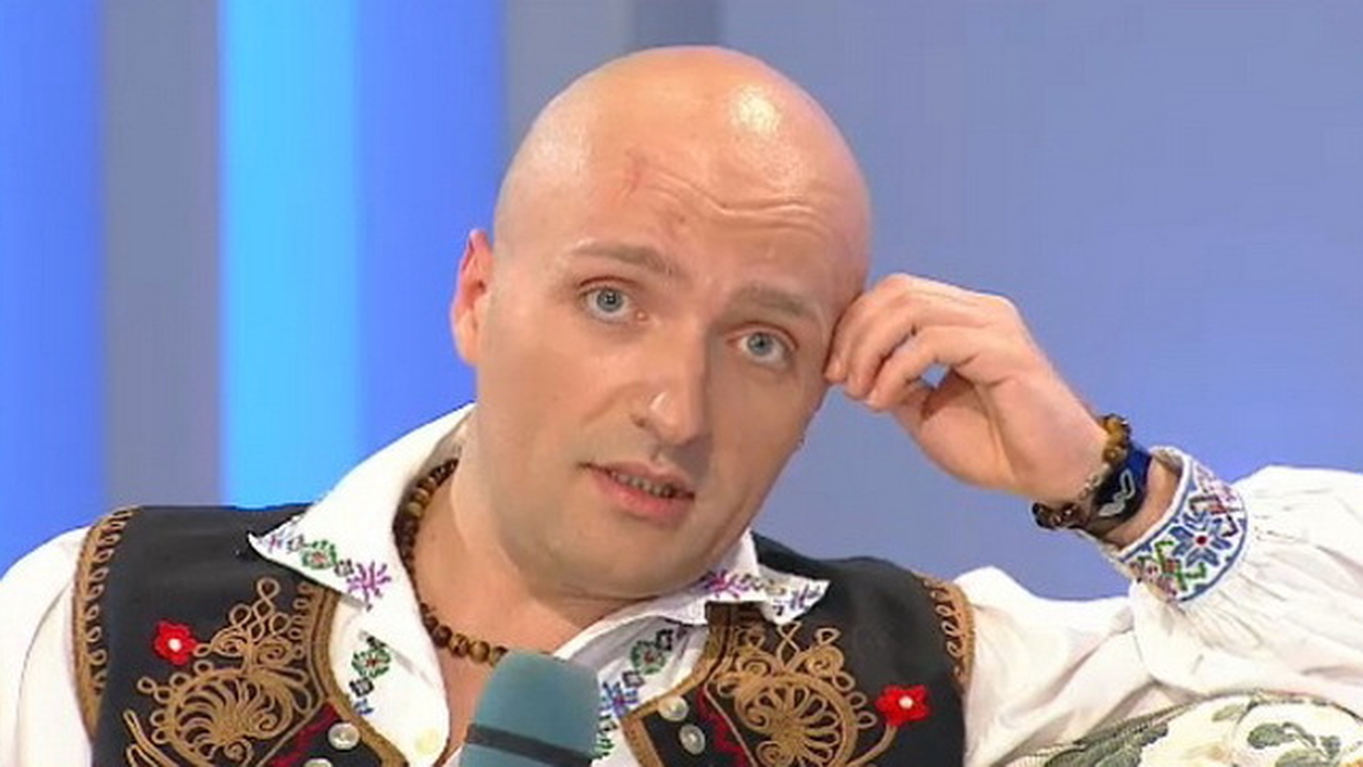 Costi Ionita este zen in costum popular dobrogean. S-a apucat de yoga si a invatat cum sa se apere de vampirii energetici