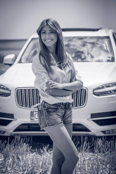 Într-un costum de baie sexy, Ilinca Vandici i-a stârnit pe toți cu poziția de infarct în care a stat pe o saltea la piscină