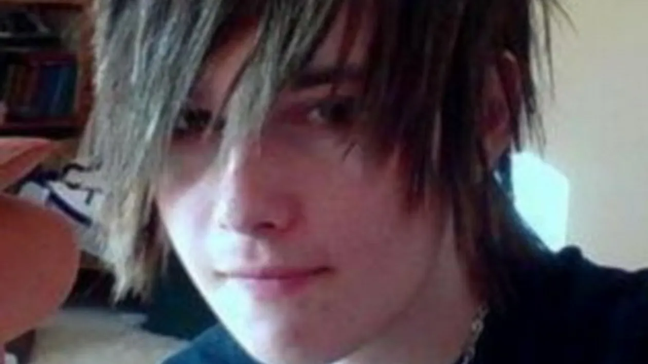 La 18 ani, era EMO si suferea de ANOREXIE! Acum este un cunoscut CULTURIST! Transformarea este INCREDIBILA!