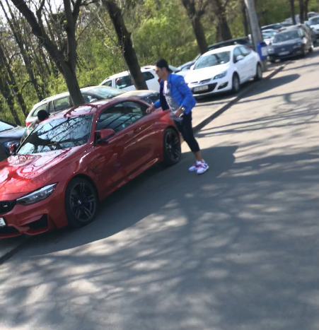 Cântărețul conduce o mașină roșie foarte puternică