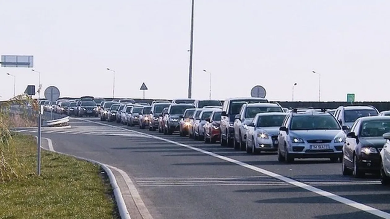 Trafic oprit pe A2! Un autoturism și o autoutilitară s-au ciocnit