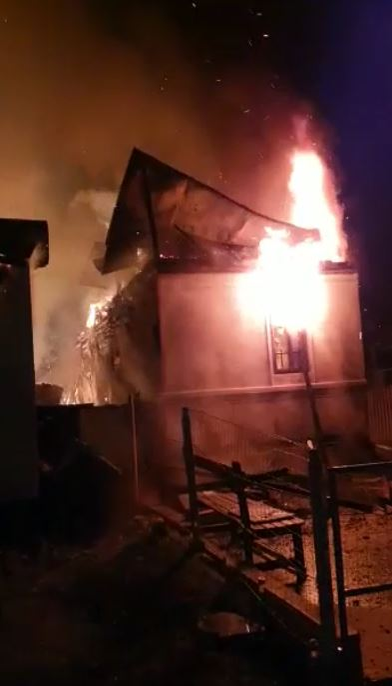 Necaz pentru o familie din Dâmbovița. Casa lor a ars în totalitate, noaptea trecută. O persoană a ajuns la spital
