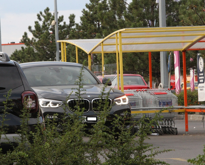 Andreea Marin a ajuns cu bine la mașină, încărcată de bagaje