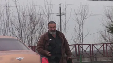 Intalnire de taina intr-o parcare retrasa din afara Capitalei! Irinel Columbeanu face afaceri in masina! Vezi imagini inedite!