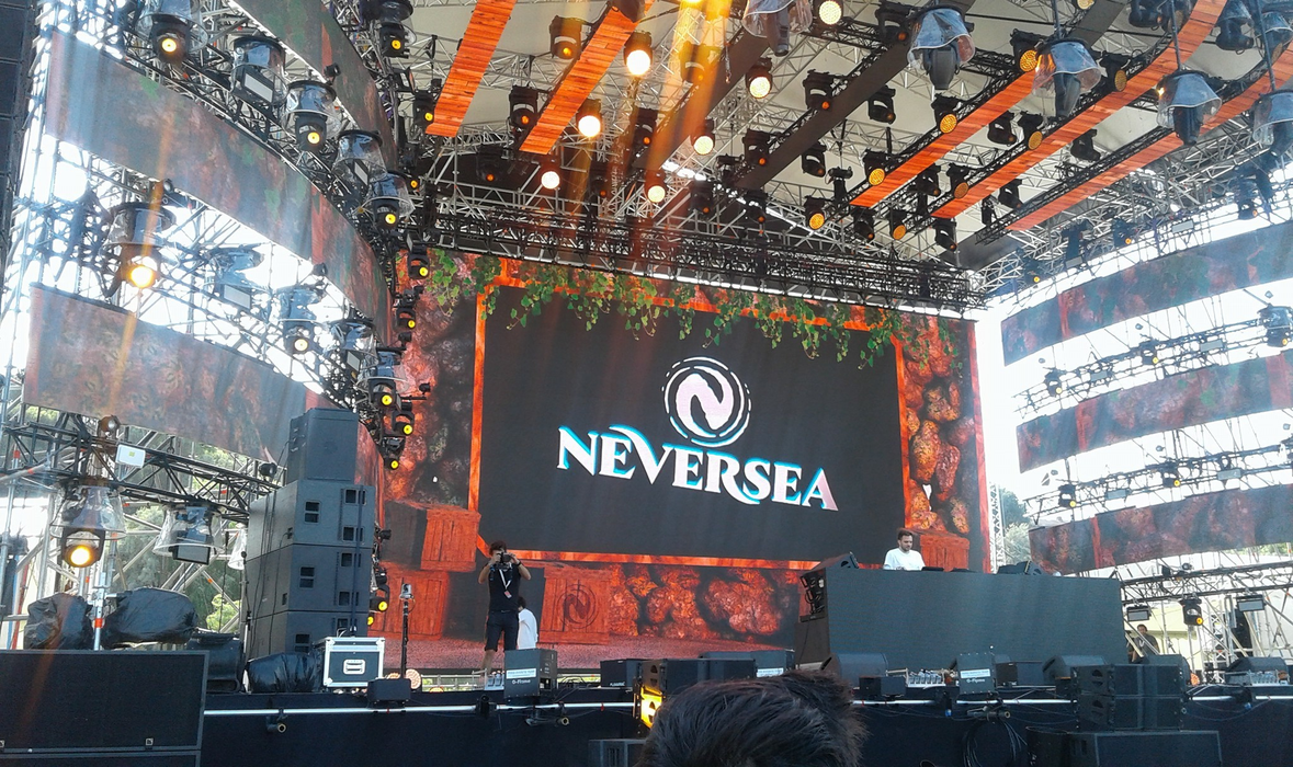 CANCAN.ro transmite cele mai tari momente. IMAGINI LIVE. Zeci de mii de oameni la NEVERSEA, cel mai mare festival de pe litoral