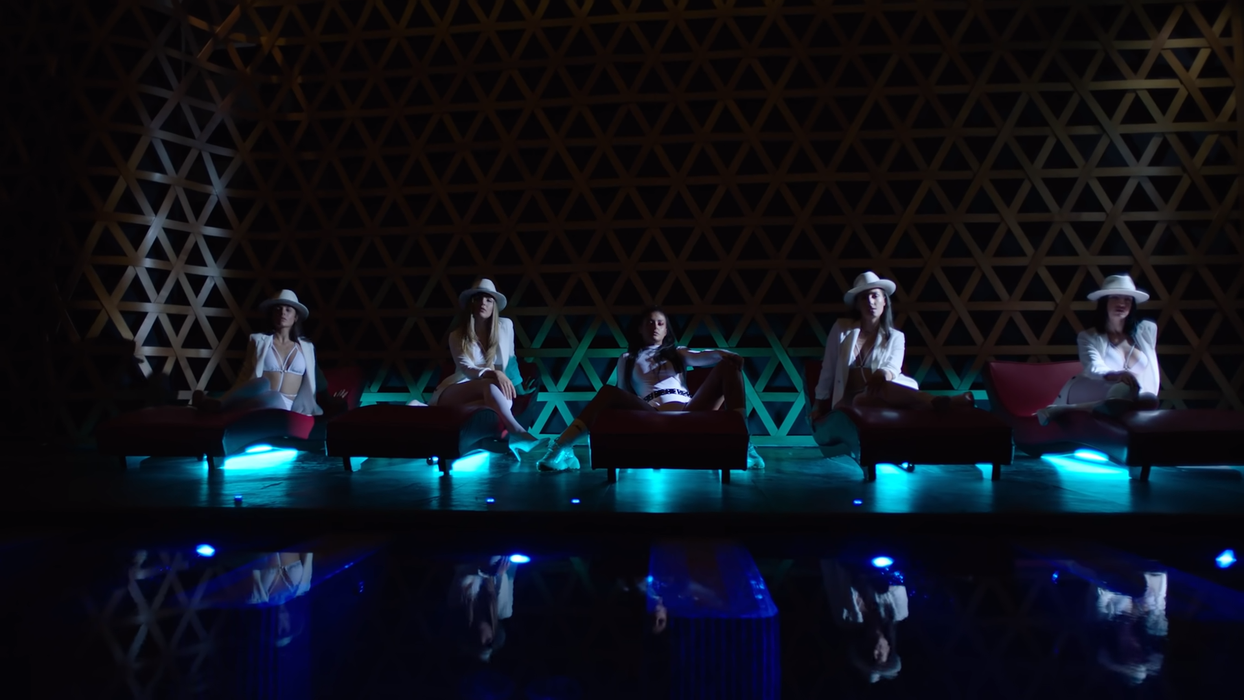 Detaliul rușinos observat în noul videoclip scos de Antonia! Fanii au crezut că nu văd bine