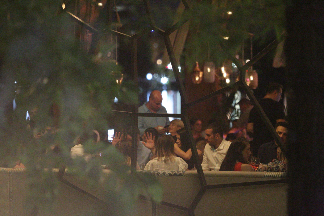 Giulia Anghelescu și Vlad Huidu au ieșit, alături de prieteni, la un restaurant din Herăstrău