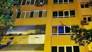 Doi copii, gemeni, cu vârsta de 2 ani au murit, după ce s-au prăbușit în gol, de la etajul 10 a unui bloc din Ploiești