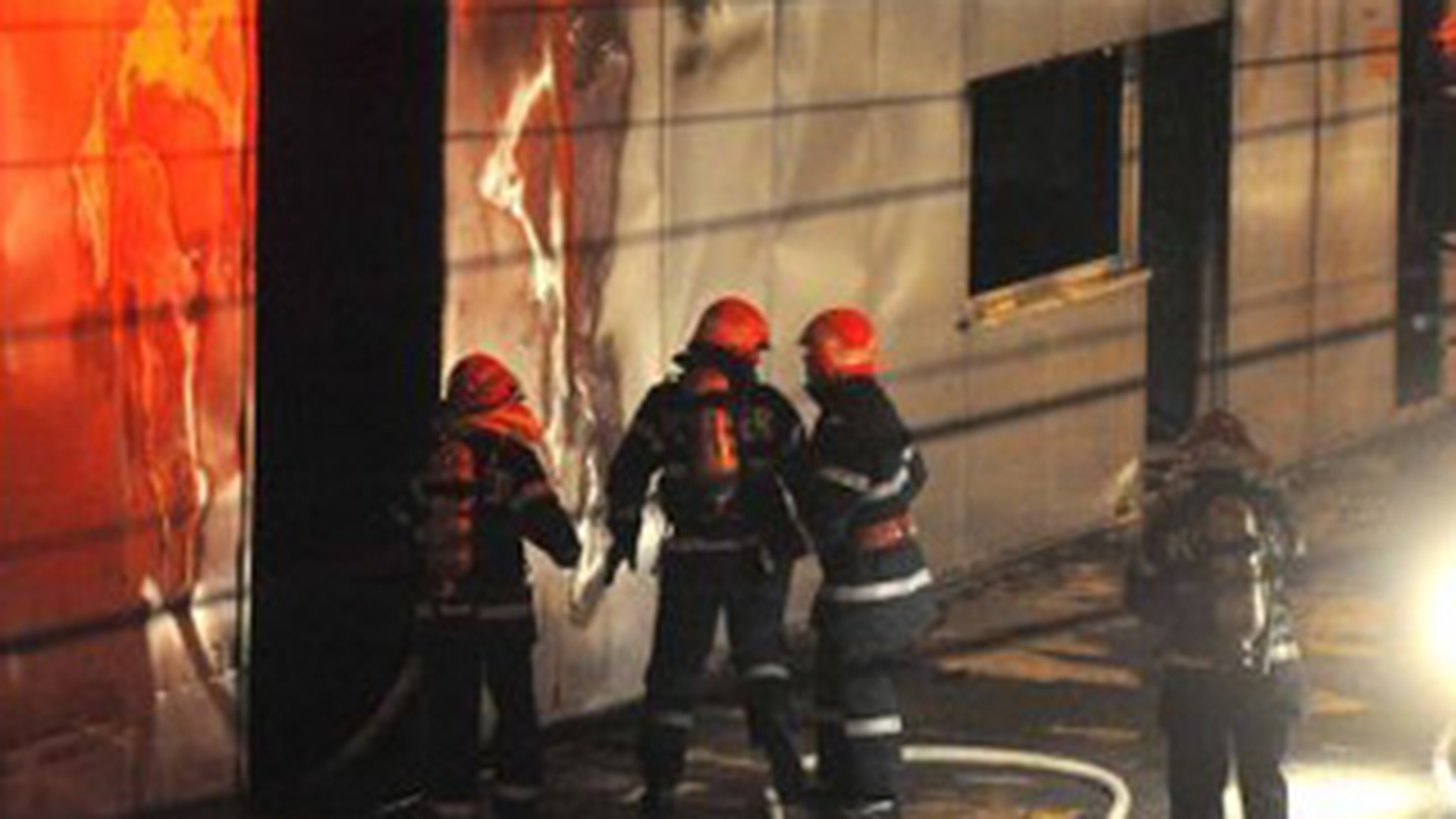 Un incendiu a izbucnit la un service auto din Sibiu!