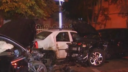 Cursă ca-n filme pe străzile din Capitală! O tânără de 17 ani a distrus 5 mașini parcate în timp ce era urmărită de polițiști