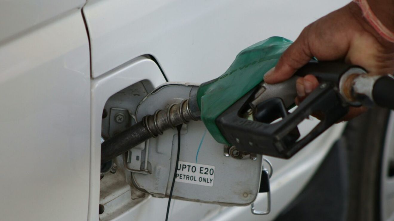 Benzina trece de 7,70 lei. Iată cât plătești astăzi 19 februarie 2026 pentru un plin în București și în țară