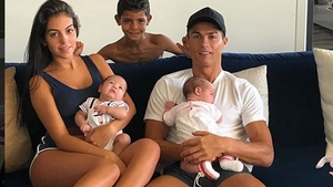 Cristiano Ronaldo, tătic pentru a patra oară! Prima imagine cu Georgina Rodriguez şi fetiţa ei, de pe patul de spital