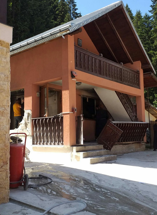 FOTO / Explozie puternică, la o mănăstire din Neamț. Mai multe persoane au suferit arsuri