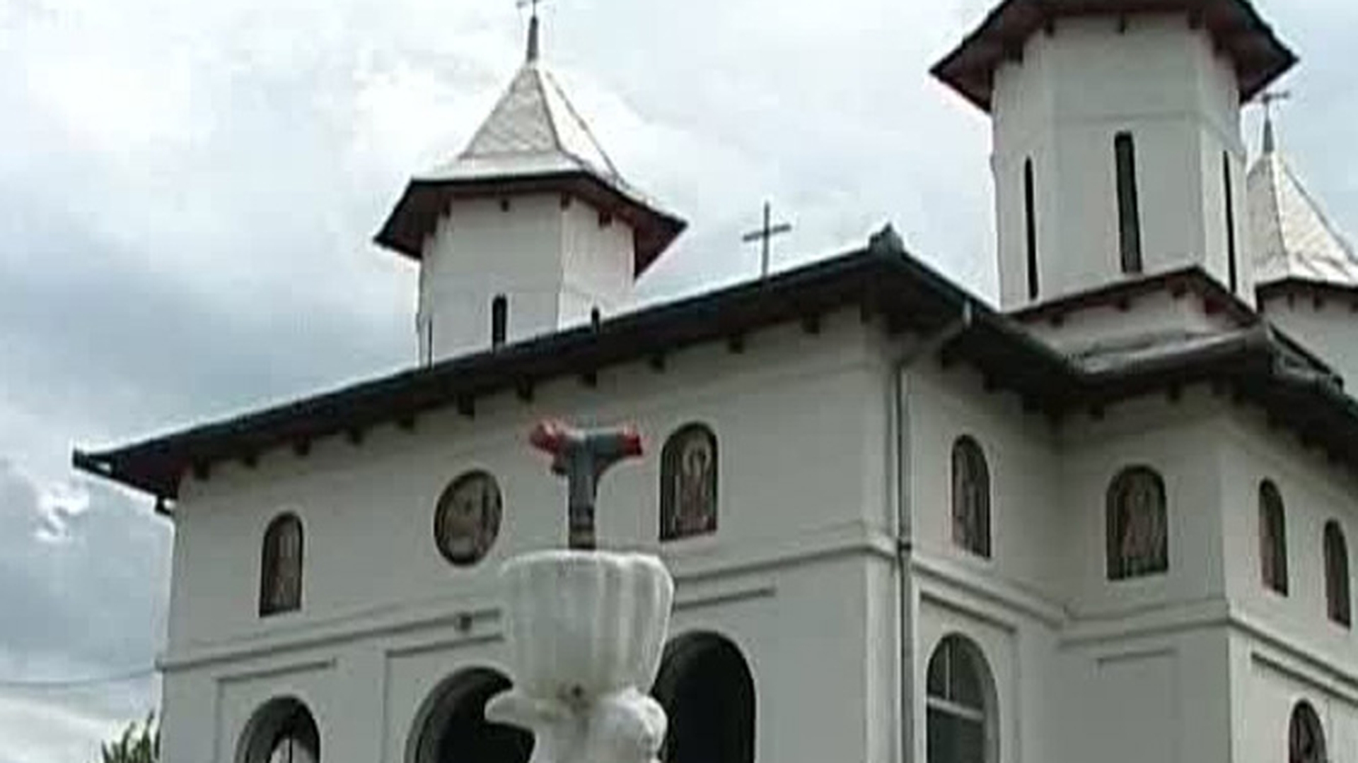 Caz incredibil la o biserica din Vrancea! Preotul satului este violent cu enoriasele: "Mi-a dat cu crucea si cu Evanghelia in cap"