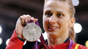Campioana olimpică ALINA DUMITRU a „fugit“ două ore de lângă băieţelul ei pentru a se răsfăţa la salon!