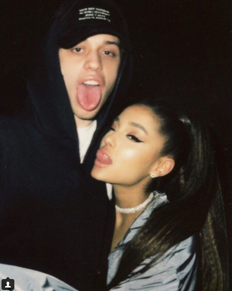 Ariana Grande s-a logodit! Cine este actorul cunoscut care a cerut-o de sotie la nici o lună de când și-au început relația