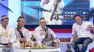 Vasile Godja, ceterasul de la Romanii au Talent, a venit cu taxiul de la Brasov pana la Bucuresti ca s-o vada de Naarghita! I-a cantat "Lantul Amintirilor" la vioara!