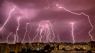 Povestea fotografiei incredibile care a facut senzatie pe Facebook! Fulgerele au spart cerul Capitalei, azi noapte!