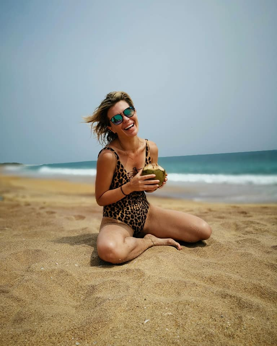 Antena 1 + Pro TV = love. Gina Pistol și Smiley nu se mai ascund. Un fan i-a fotografiat împreună, la Untold. Foto exclusiv