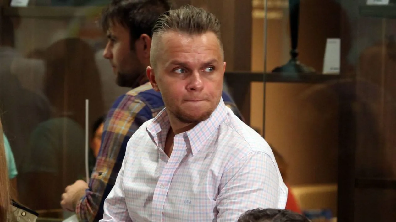 Am închis telefonul năucit. Lovit în cap!