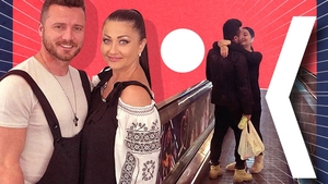 Gabriela Cristea a ”tăbărât” pe Tavi Clonda cu săruturi lacome în mall!