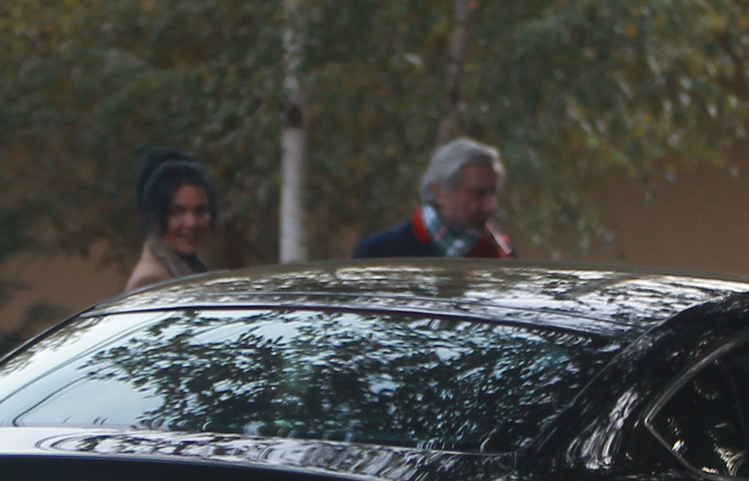 Ilie Năstase și iubita sa ajung la mașină