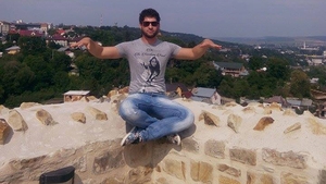 Un concurent de la ”iUmor” îi pulverizează pe CHELOO ”Grohăi… Eşti o păsărică deghizată în cocoş!”
