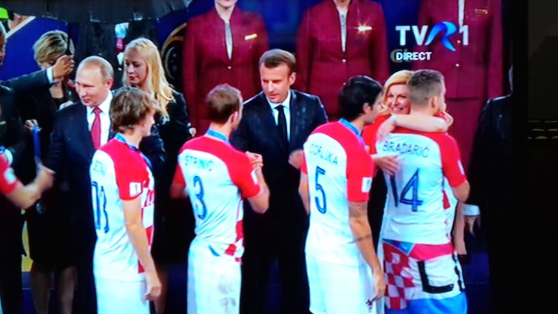 Franța e campioana mondială! Imagini emoționante cu învinșii, croații, consolați de șefa țării, Kolinda Grabar-Kitarović! Putin și Macron i-au îmbrățișat și ei