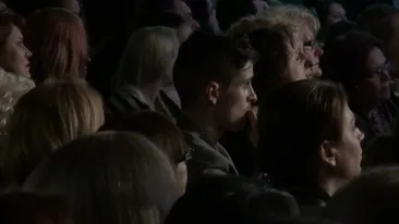 Apucaturi din copilarie? Andrei Leonte s-a plictist atat de tare la un eveniment monden incat a inceput sa-si suga degetul!